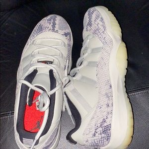 Jordan 11 lows snake light bone